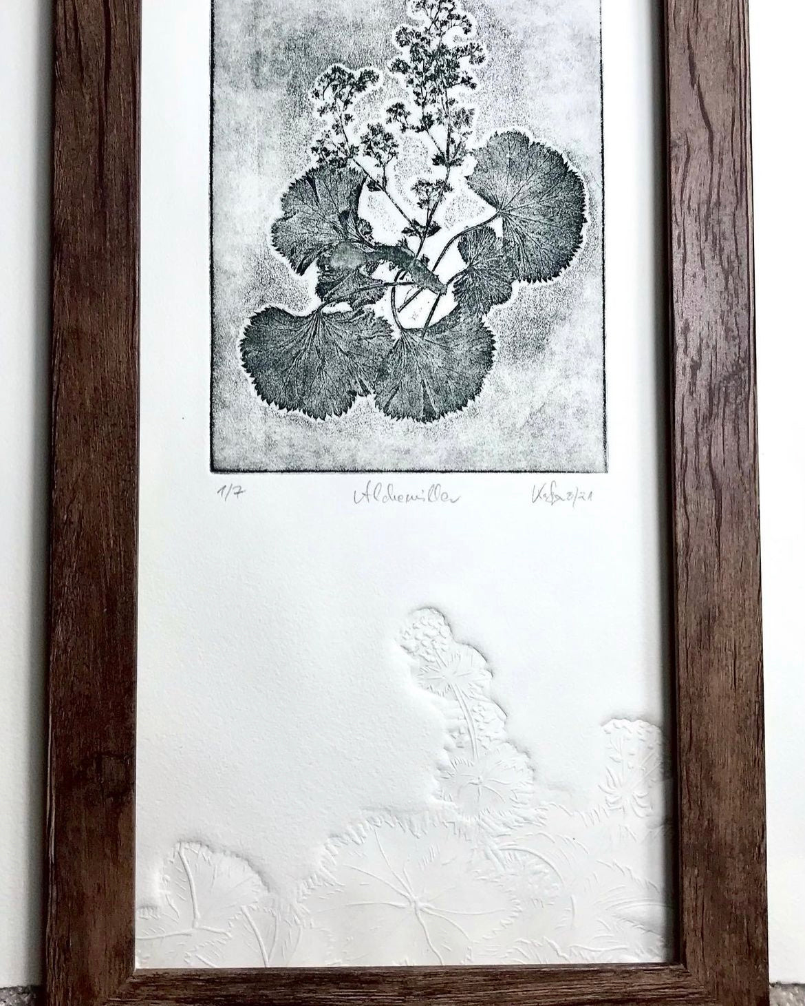 FRAUENMANTEL Originaldruckgrafik Radierung Vernis mou mit Prägung im Rahmen 20x40 cm