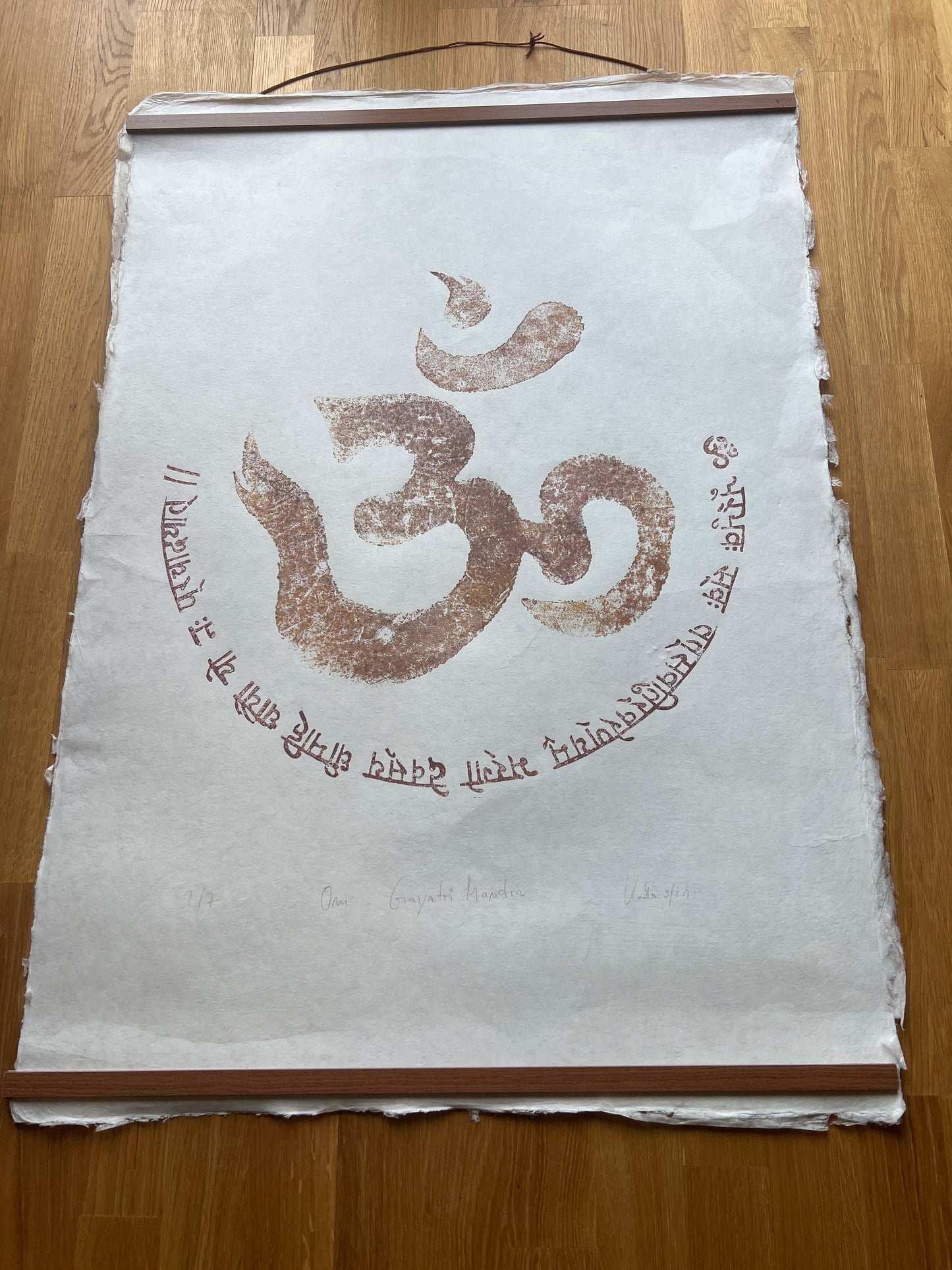 _OM + GAYATRI MANTRA Originaldruckgrafik auf Himalaya Papier 70 x 100 cm, Teakholz Aufhängung