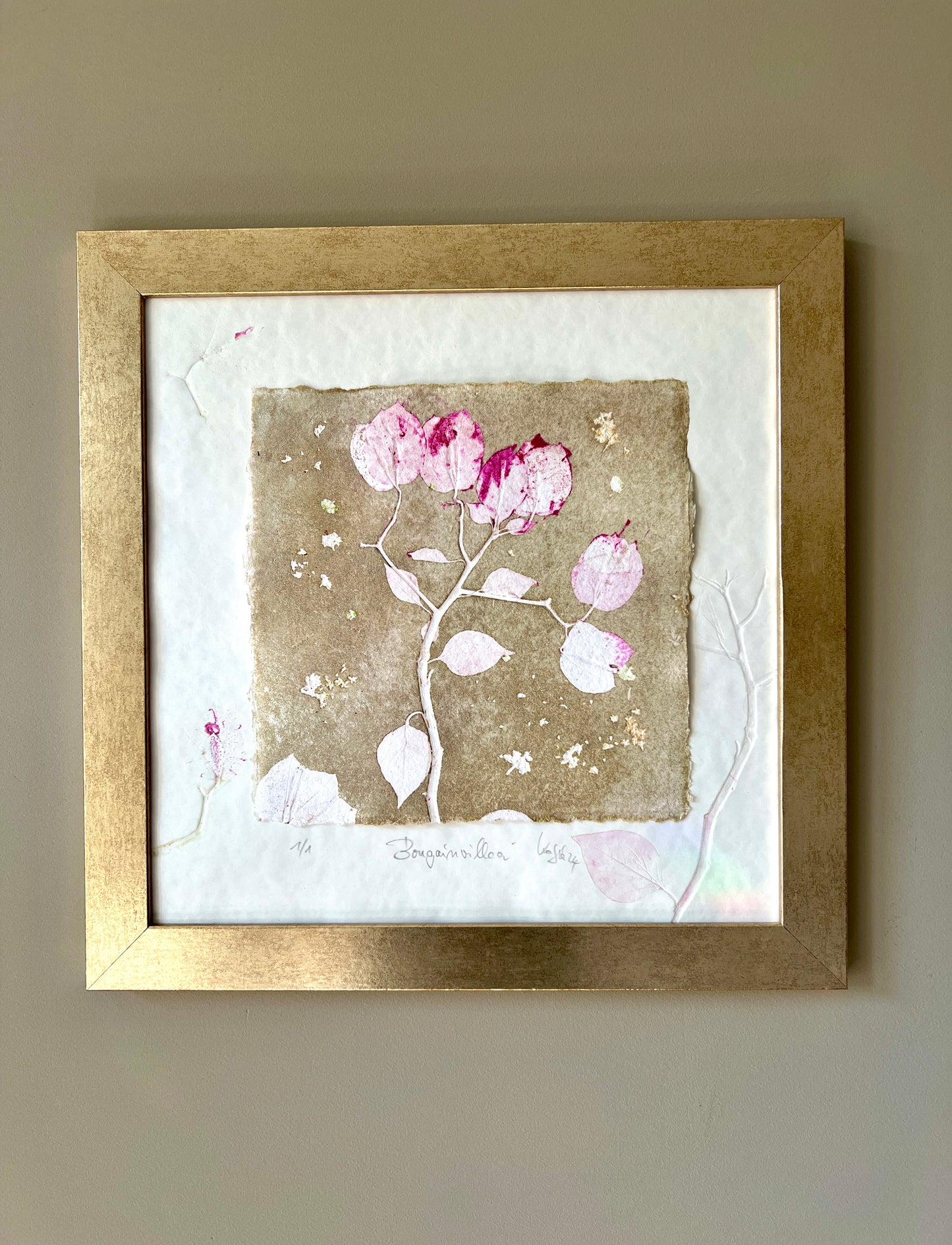 BOUGAINVILLEA Originaldruckgrafik Monotypie Reliefdruck 30x30 cm im Rahmen mattgold